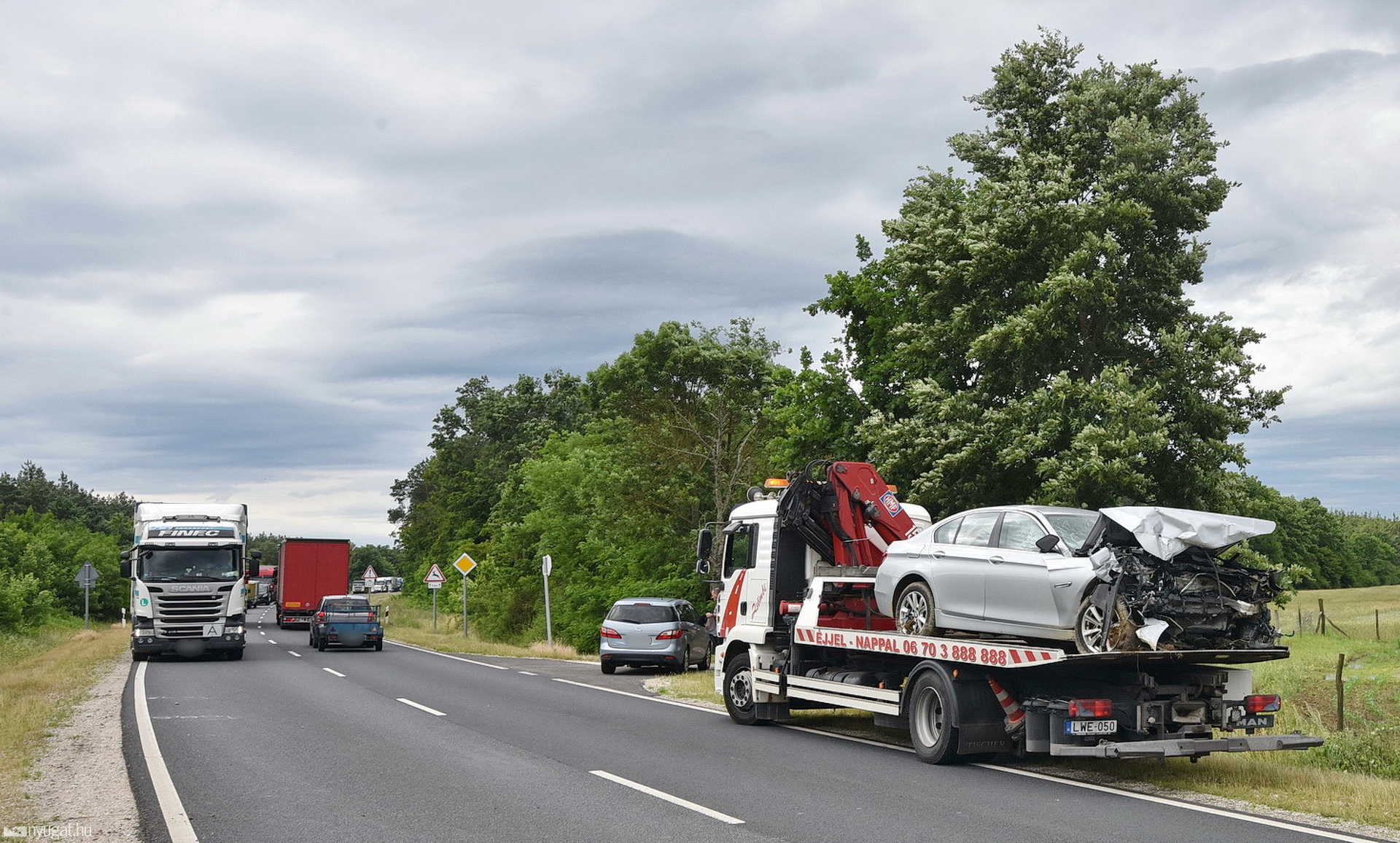 Elaludt a sofőr az éjszakai műszak után, betonáteresznek ütközött a 86-os főúton