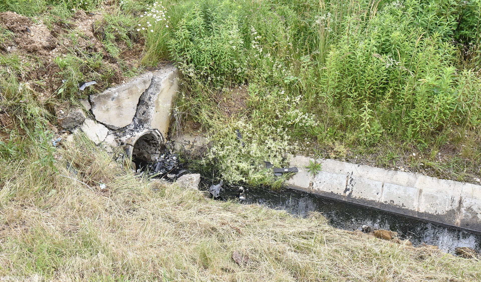 Elaludt a sofőr az éjszakai műszak után, betonáteresznek ütközött a 86-os főúton
