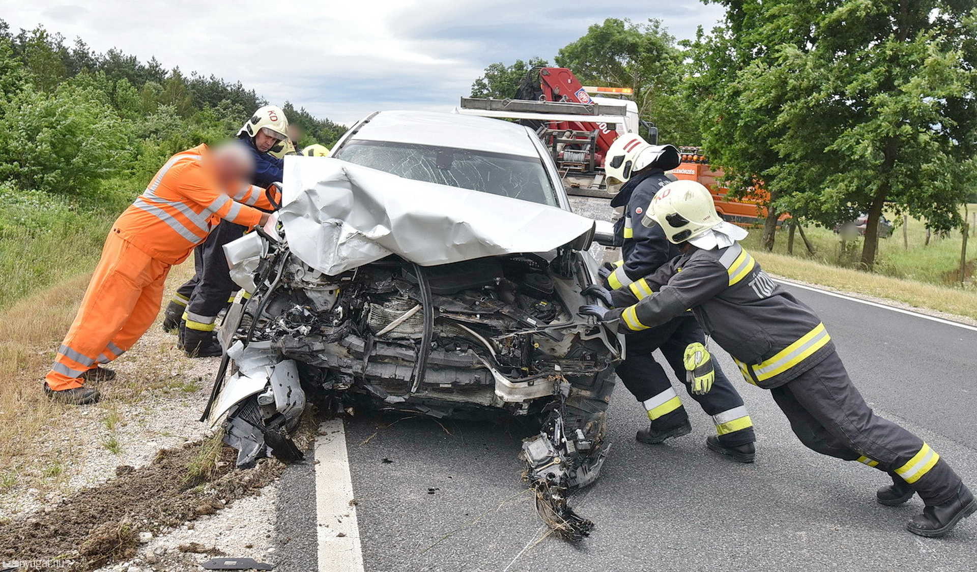 Elaludt a sofőr az éjszakai műszak után, betonáteresznek ütközött a 86-os főúton