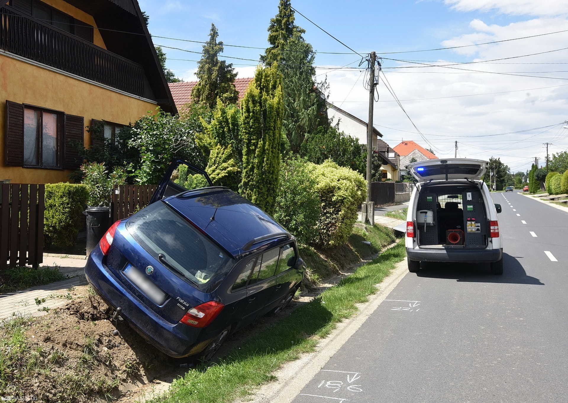 Árokba hajtott egy Skoda Gencsapátiban, kidöntött egy tuját is, aminek az ága eltalált egy asszonyt