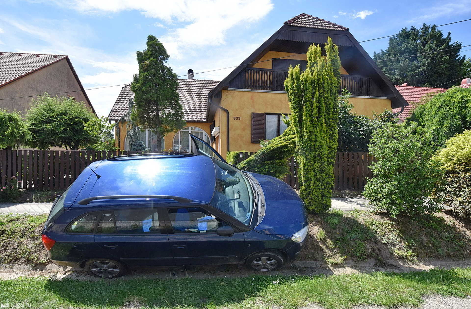 Árokba hajtott egy Skoda Gencsapátiban, kidöntött egy tuját is, aminek az ága eltalált egy asszonyt
