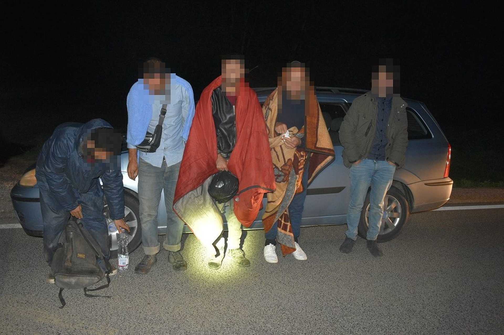 Migránsok és embercsempészek a 84-es úton