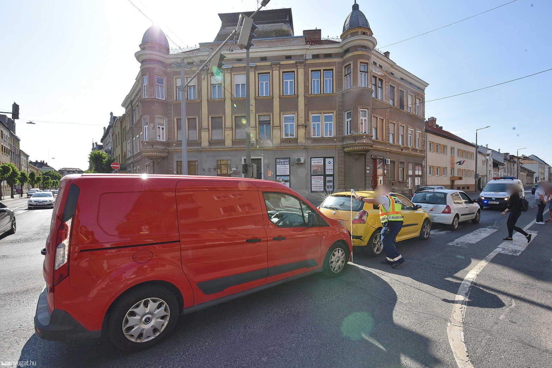 4 autó rongálódott egy ráfutásos balesetben