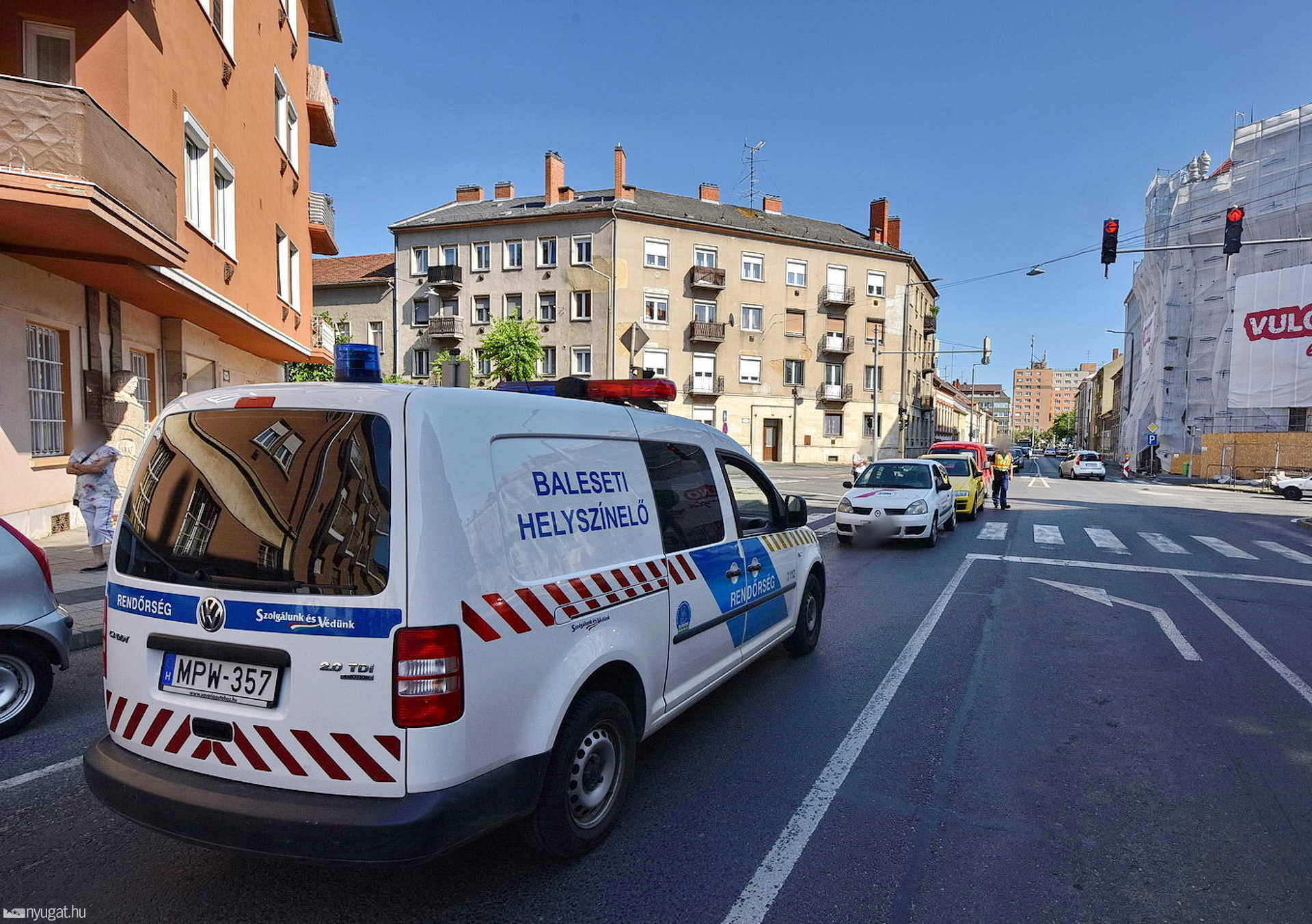 4 autó rongálódott egy ráfutásos balesetben