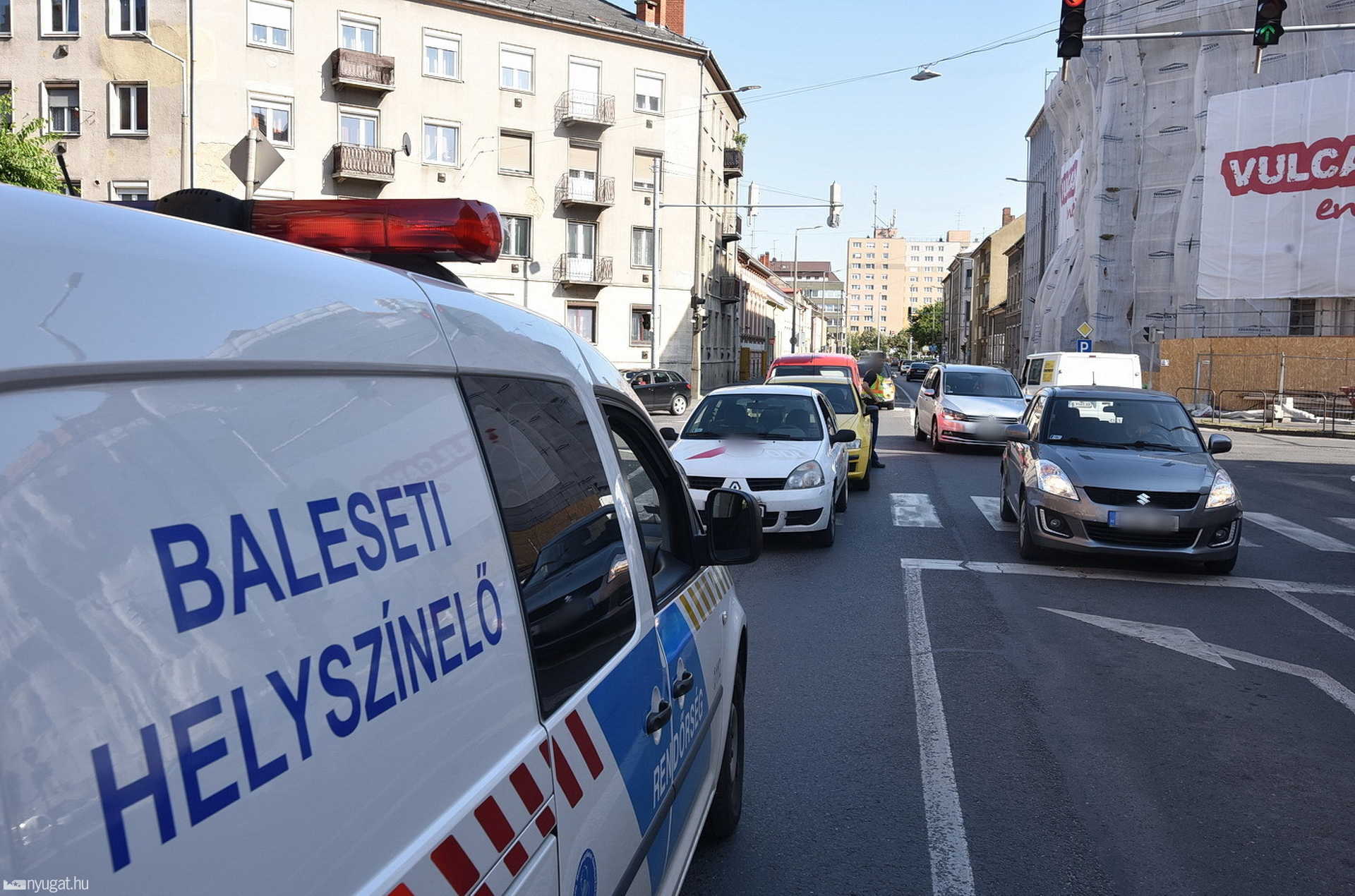 4 autó rongálódott egy ráfutásos balesetben