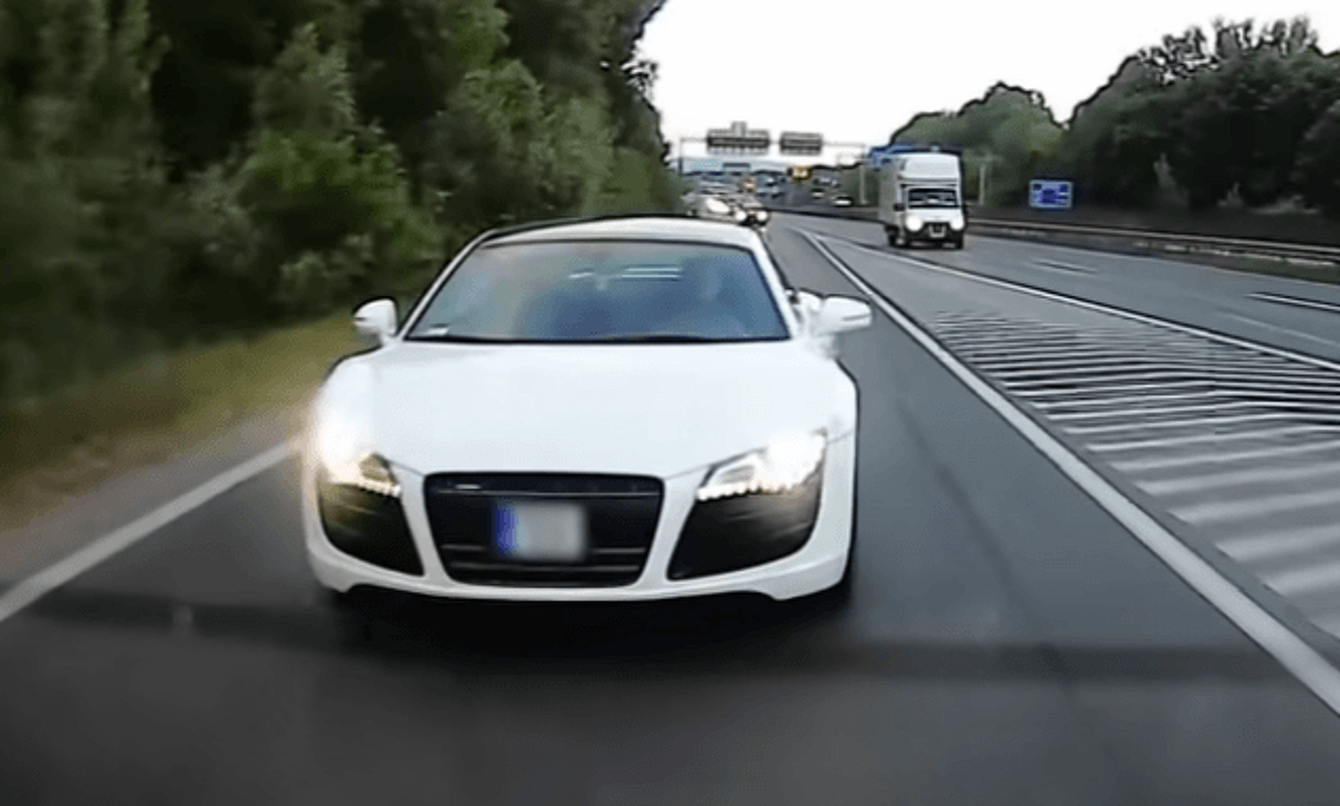 Leszorítósdit játszott, rendőrszerű igazolványt lobogtatott az Audis
