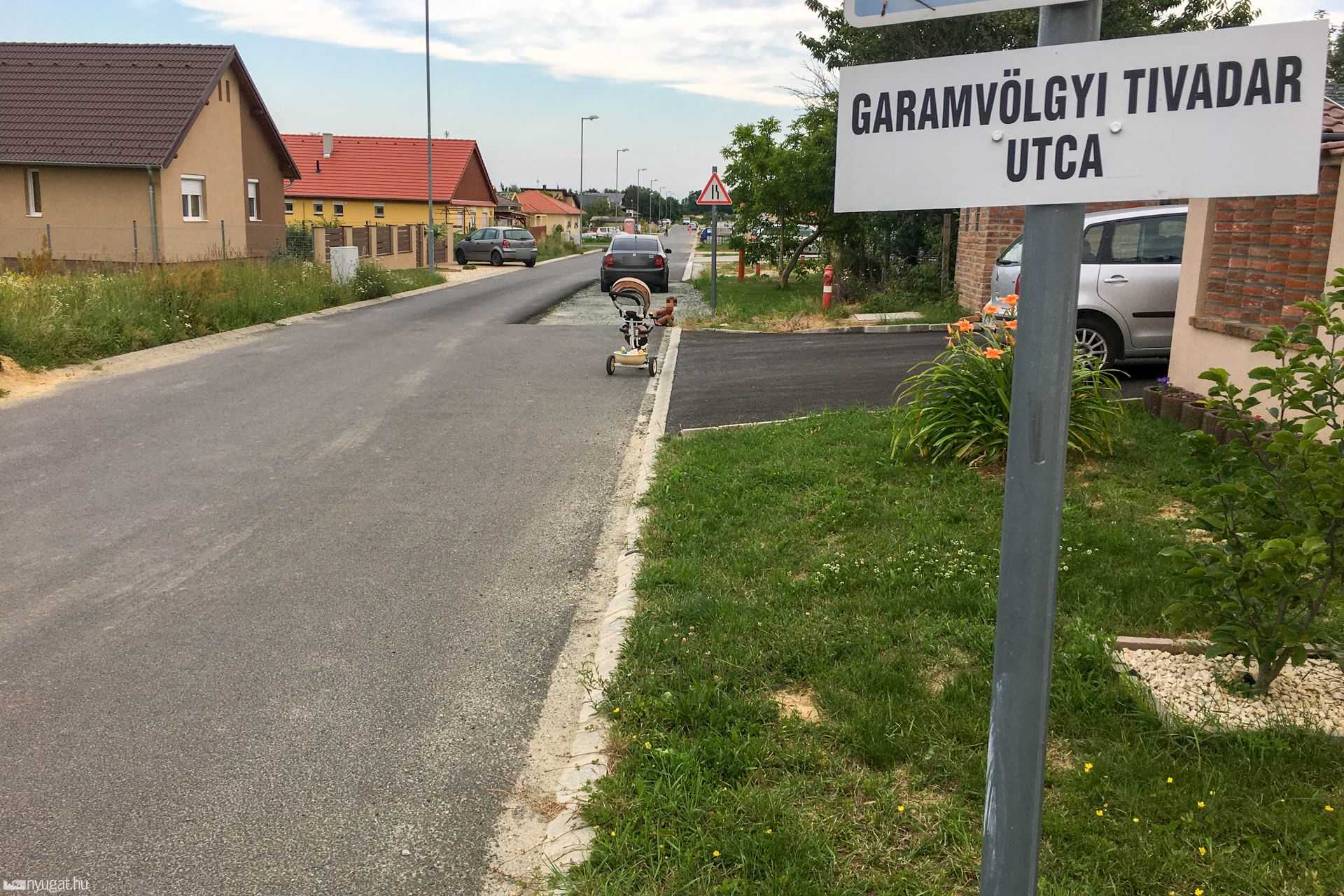 Kimaradt aszfaltozás a Garamvölgyi Tivadar utcában