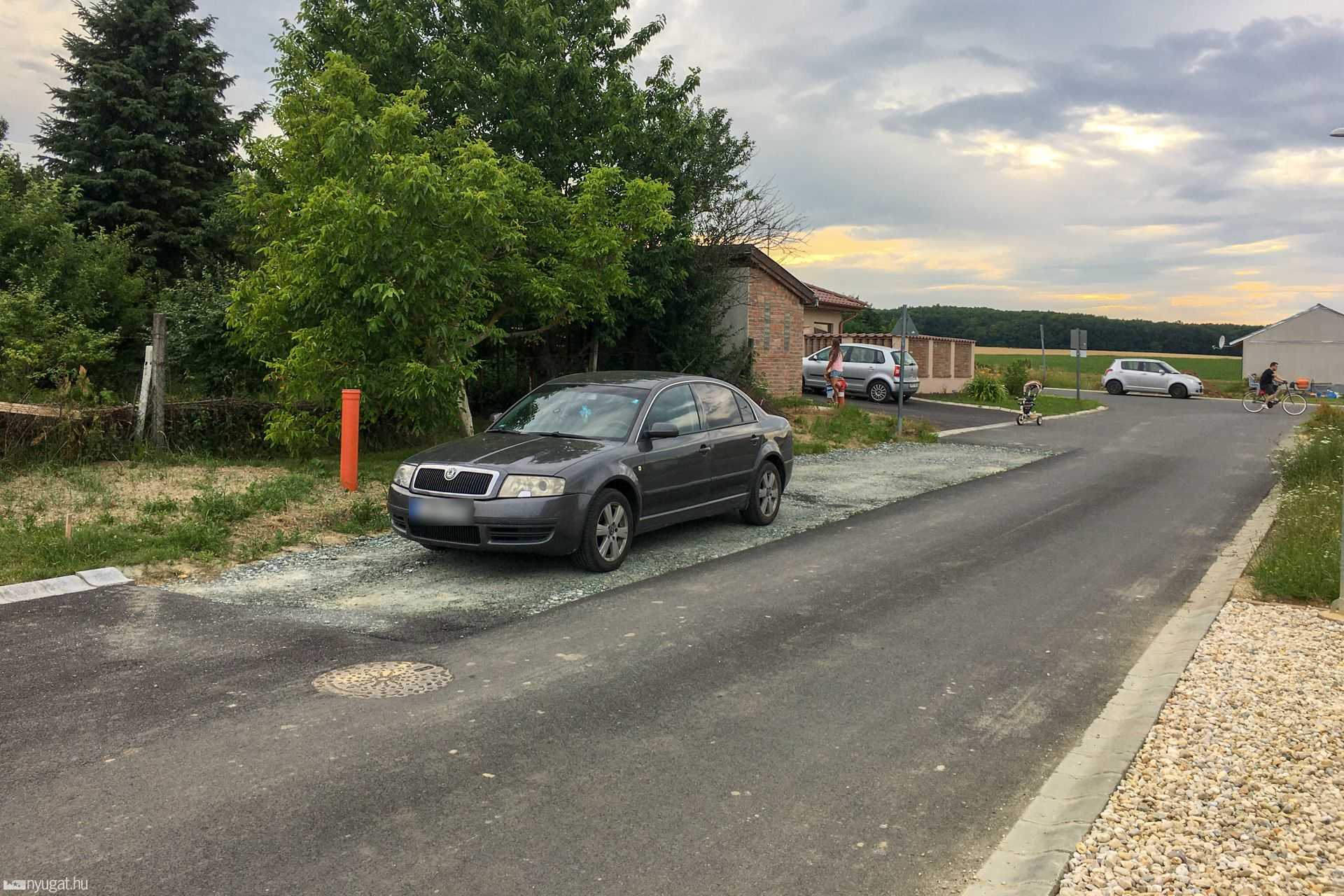 Kimaradt aszfaltozás a Garamvölgyi Tivadar utcában