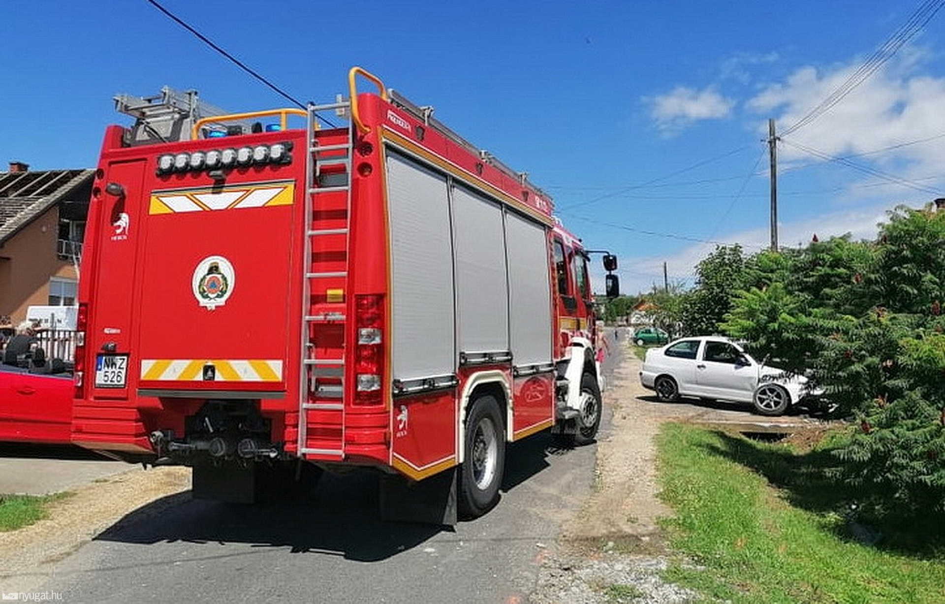 Rosszul lett a sofőr, Suzukinak és villanyoszlopnak ütközött a Seat Nagysimonyiban