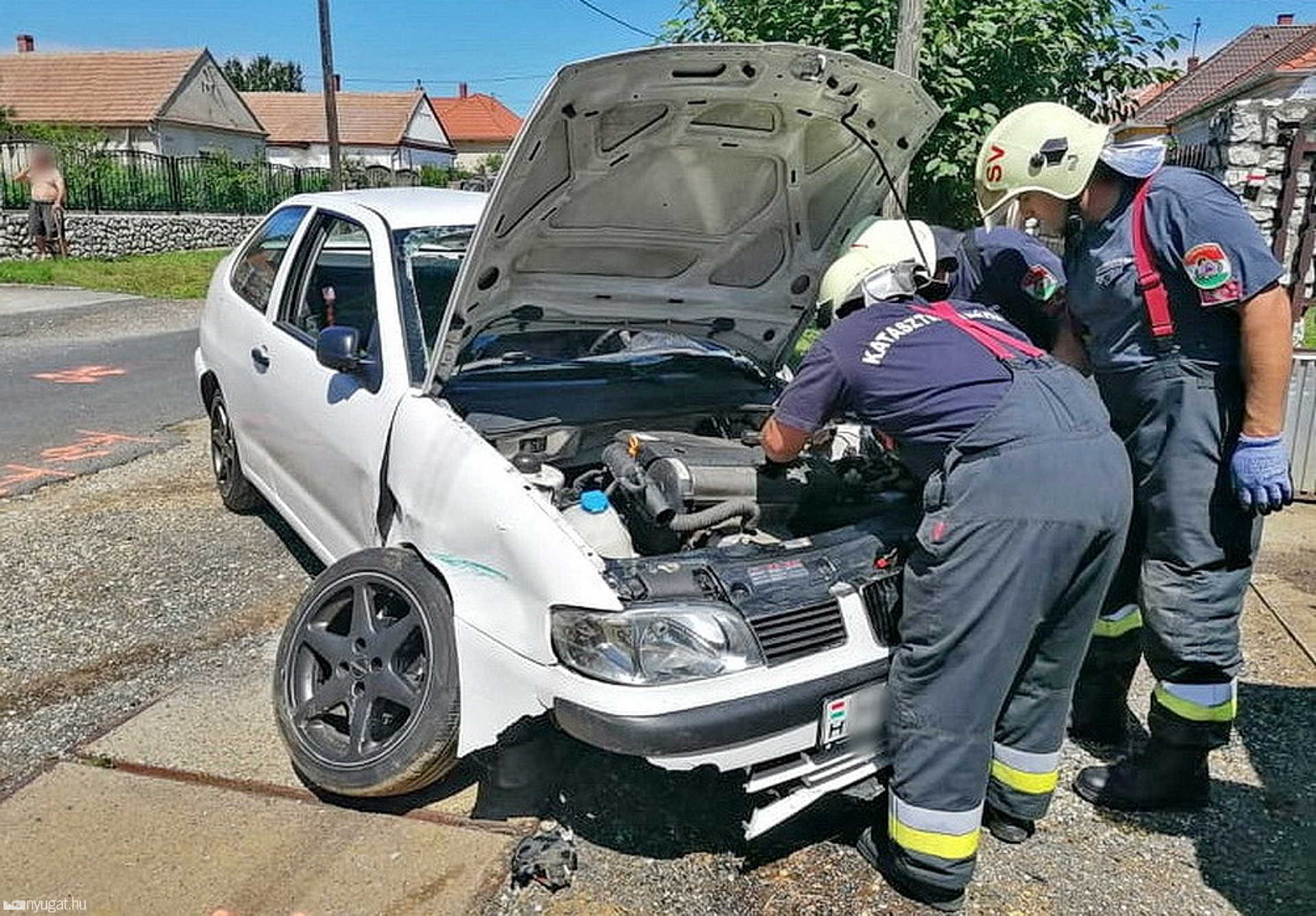 Rosszul lett a sofőr, Suzukinak és villanyoszlopnak ütközött a Seat Nagysimonyiban
