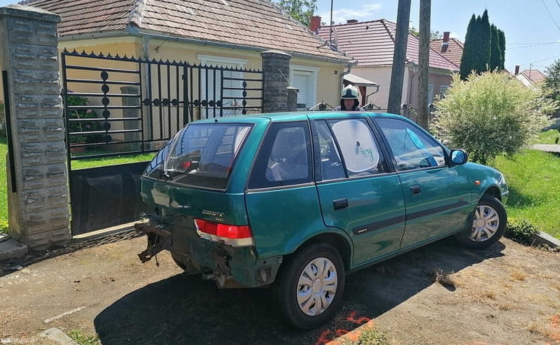 Rosszul lett a sofőr, Suzukinak és villanyoszlopnak ütközött a Seat Nagysimonyiban