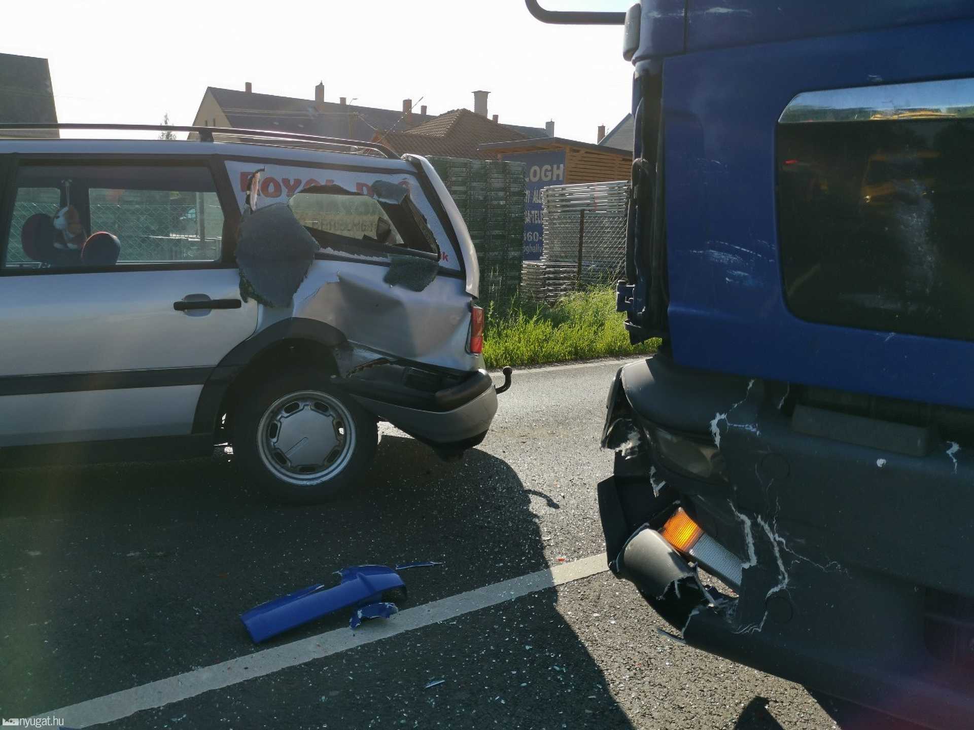 MAN teherautó tolt VW-t Mazdába a 87-es főúton, Szombathely határában