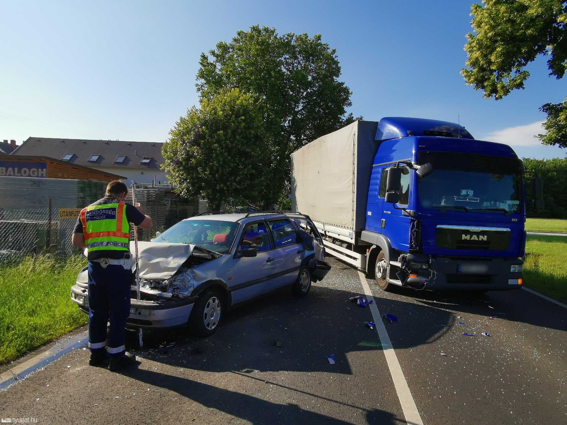 MAN teherautó tolt VW-t Mazdába a 87-es főúton, Szombathely határában