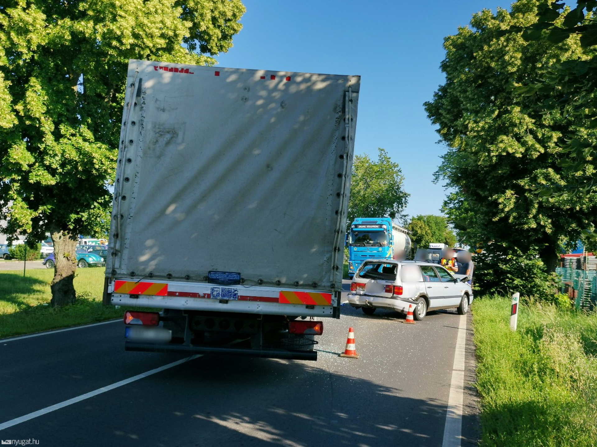 MAN teherautó tolt VW-t Mazdába a 87-es főúton, Szombathely határában