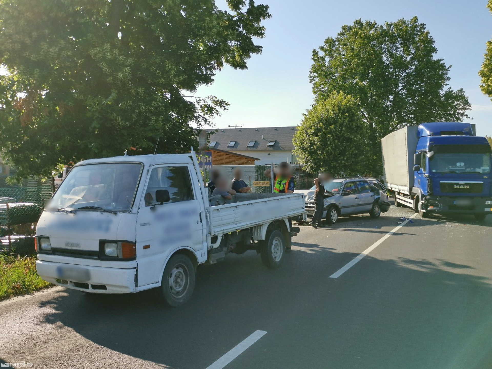 MAN teherautó tolt VW-t Mazdába a 87-es főúton, Szombathely határában