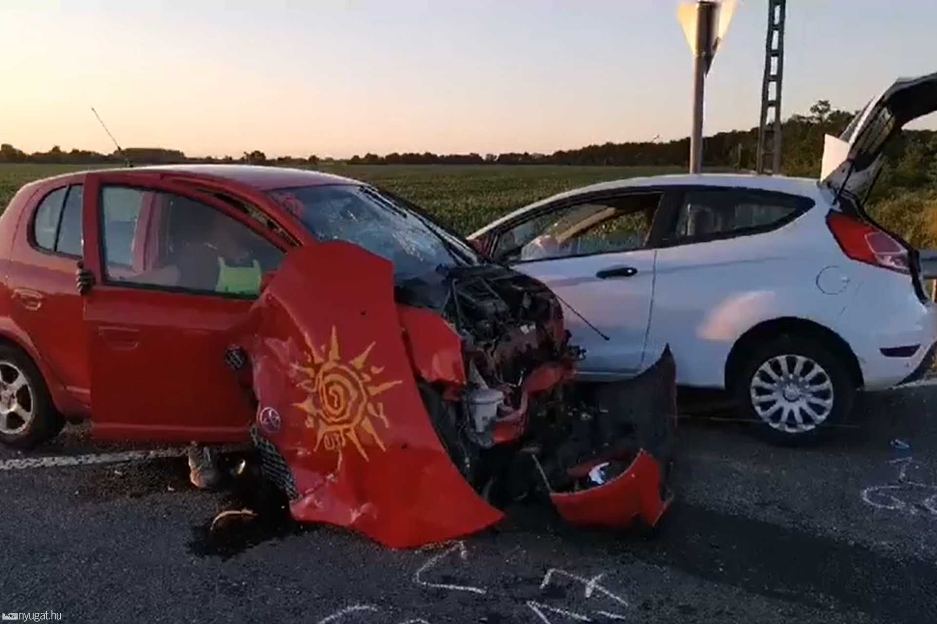 Nem használta a biztonsági övet, kirepült és életveszélyesen megsérült a balesetet okozó sofőr Sárvárnál