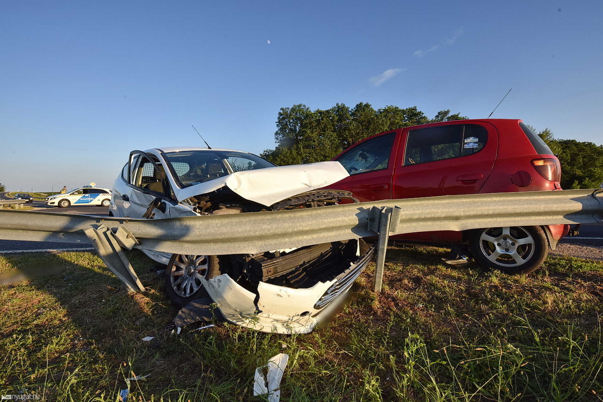 Toyota elé hajtott a 84-es főúton, kirepült és életveszélyesen megsérült a Ford sofőrje