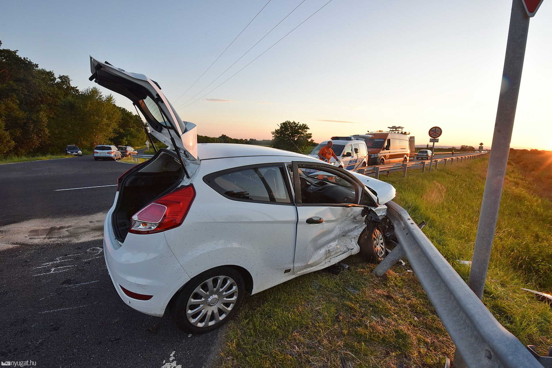 Toyota elé hajtott a 84-es főúton, kirepült és életveszélyesen megsérült a Ford sofőrje