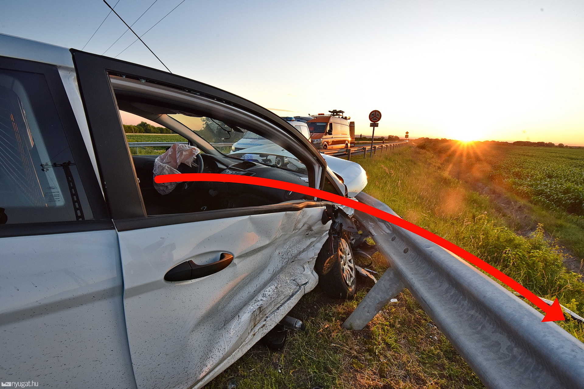 Toyota elé hajtott a 84-es főúton, kirepült és életveszélyesen megsérült a Ford sofőrje