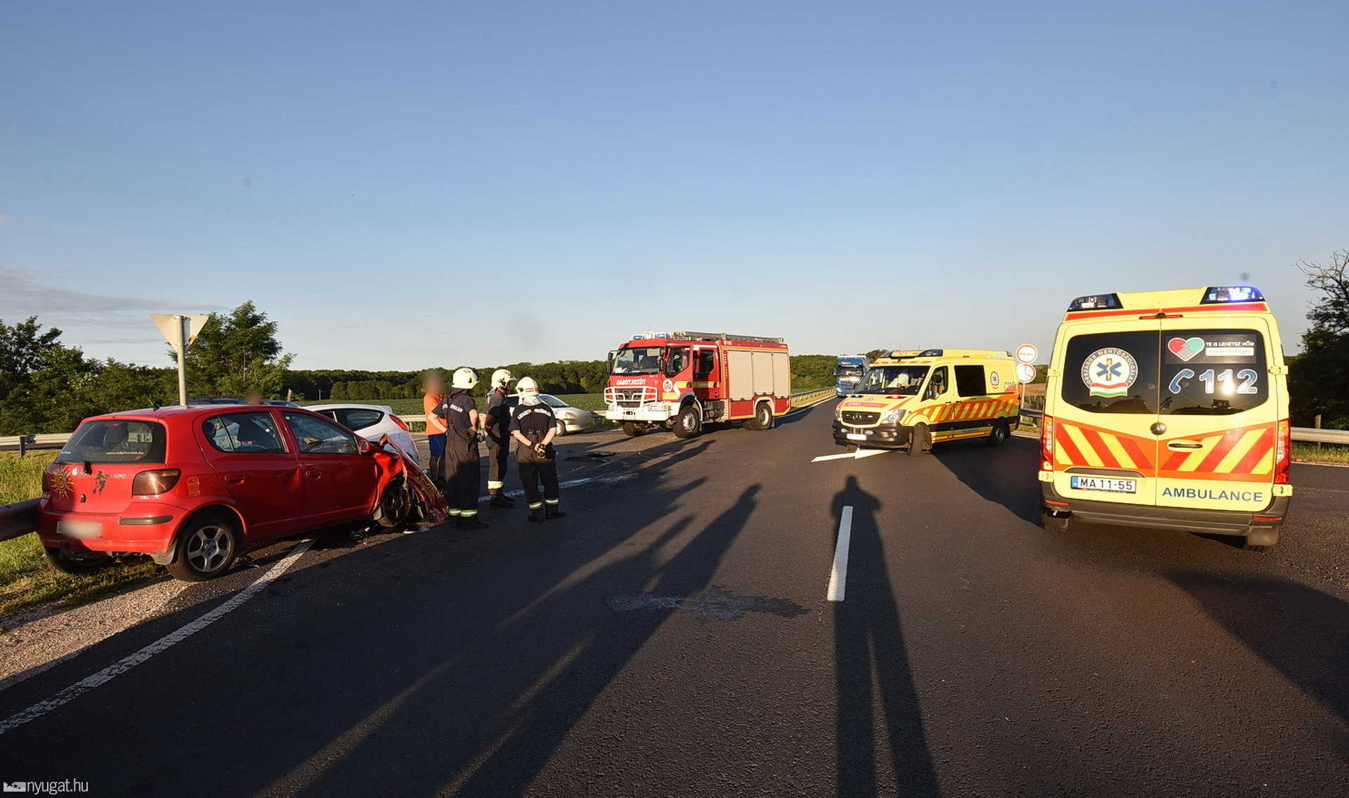 Toyota elé hajtott a 84-es főúton, kirepült és életveszélyesen megsérült a Ford sofőrje