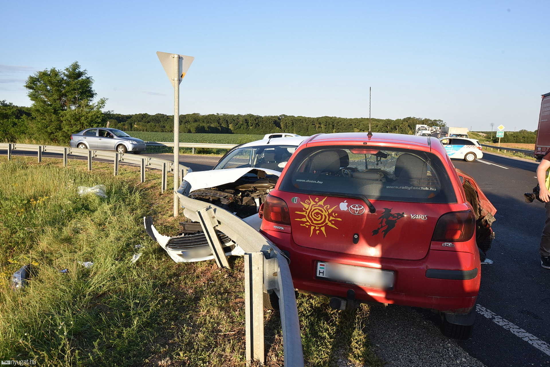 Toyota elé hajtott a 84-es főúton, kirepült és életveszélyesen megsérült a Ford sofőrje