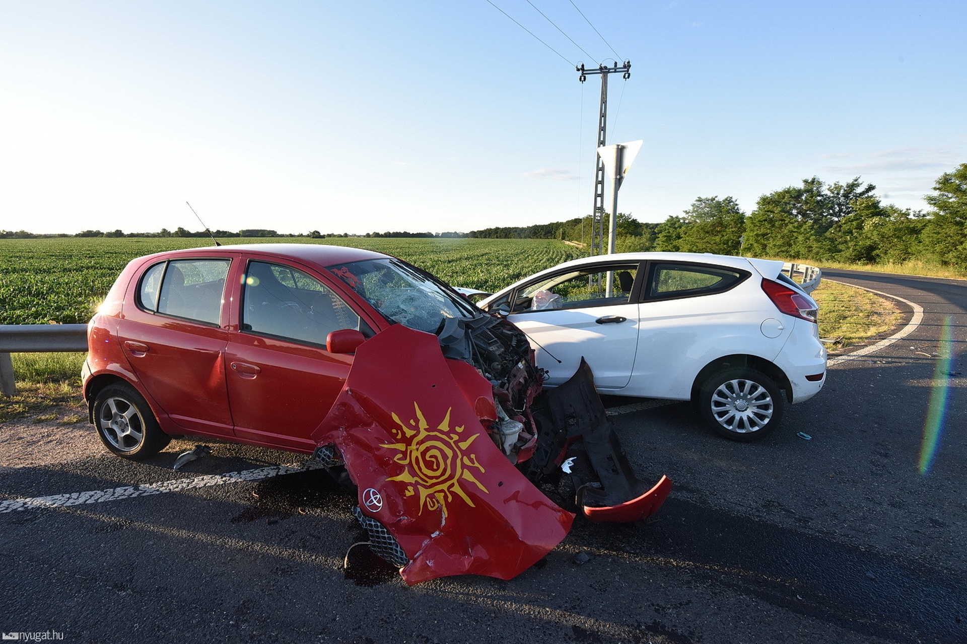 Toyota elé hajtott a 84-es főúton, kirepült és életveszélyesen megsérült a Ford sofőrje