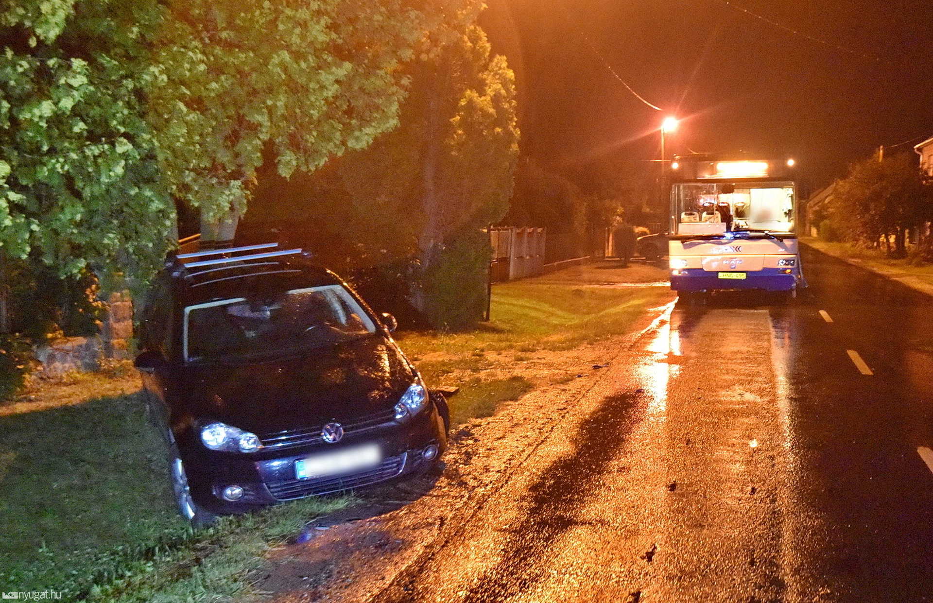 Parkoló autót került ki a busz Balogunyomban, közben pedig árokba lökött egy másik kocsit
