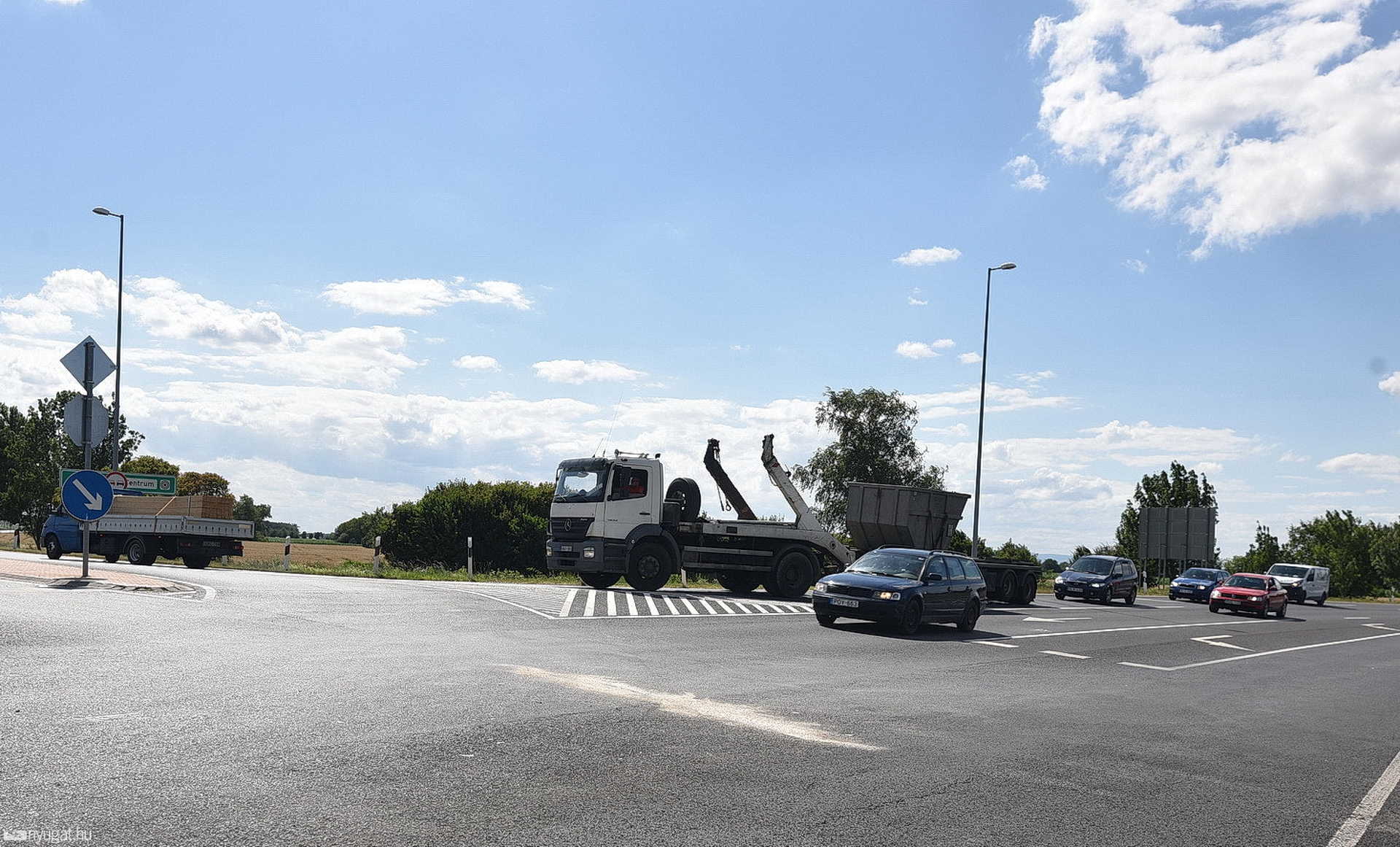 VW hajtott Renault autószállító elé Sárvár határában, a 84-es főúton