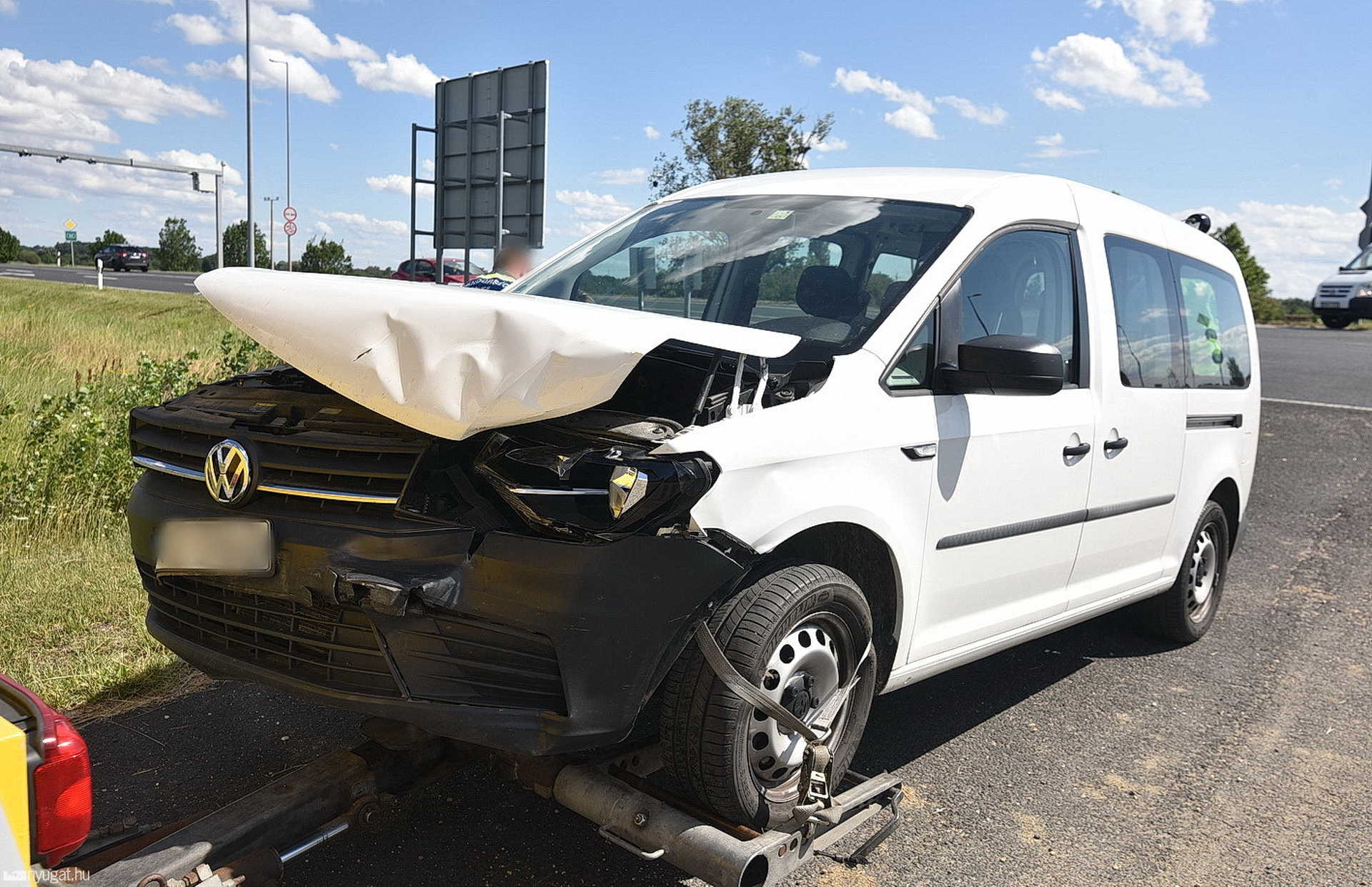 VW hajtott Renault autószállító elé Sárvár határában, a 84-es főúton