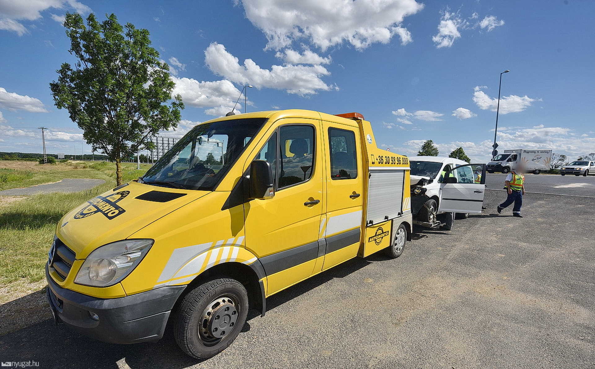 VW hajtott Renault autószállító elé Sárvár határában, a 84-es főúton