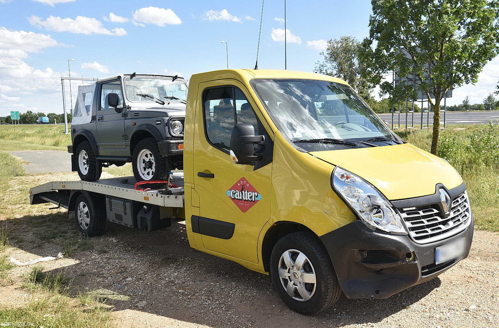 VW hajtott Renault autószállító elé Sárvár határában, a 84-es főúton