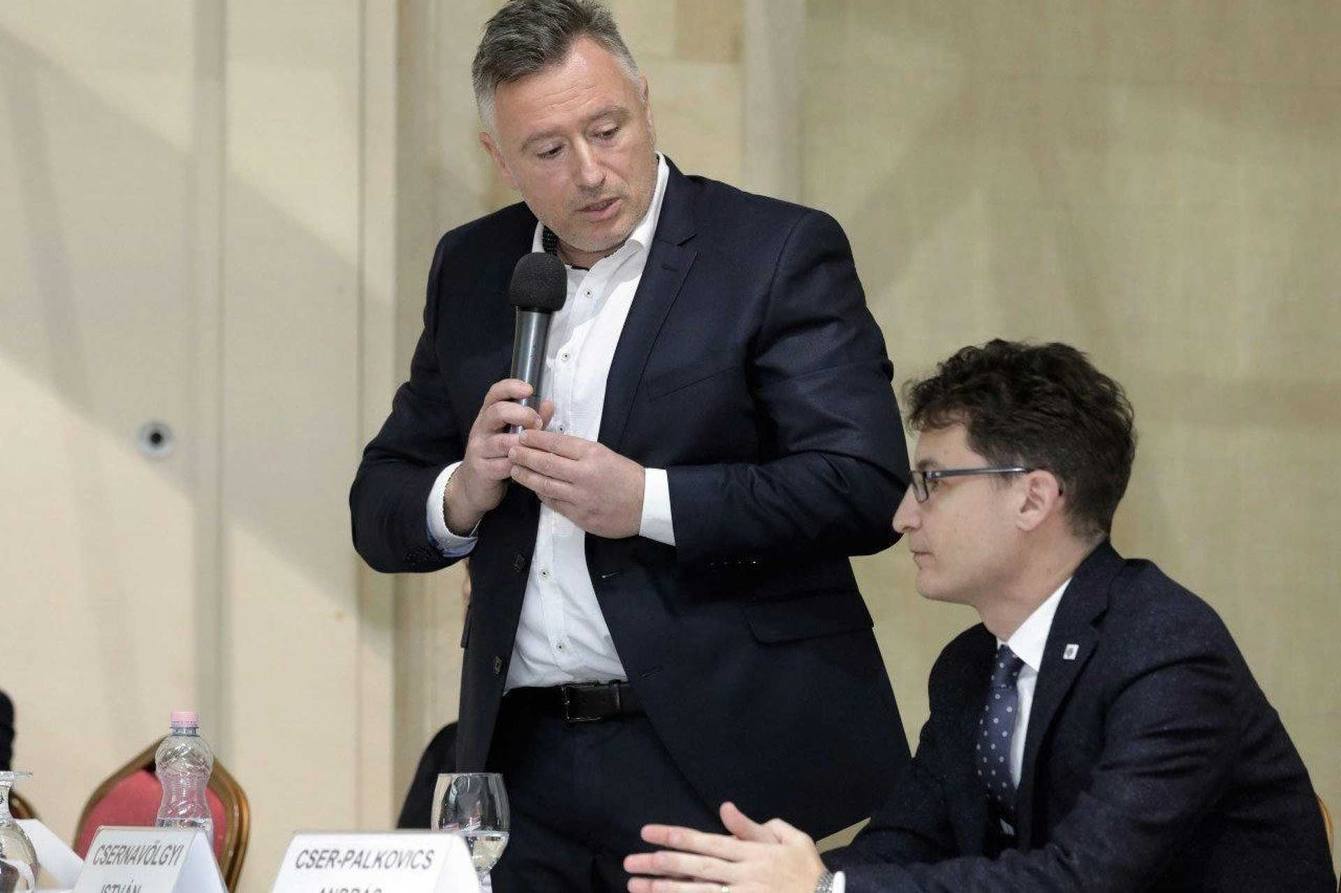 Csernavölgyi István kórházigazgató (balra) Székesfehérvár polgármesterével, Cser-Palkovics Andrással