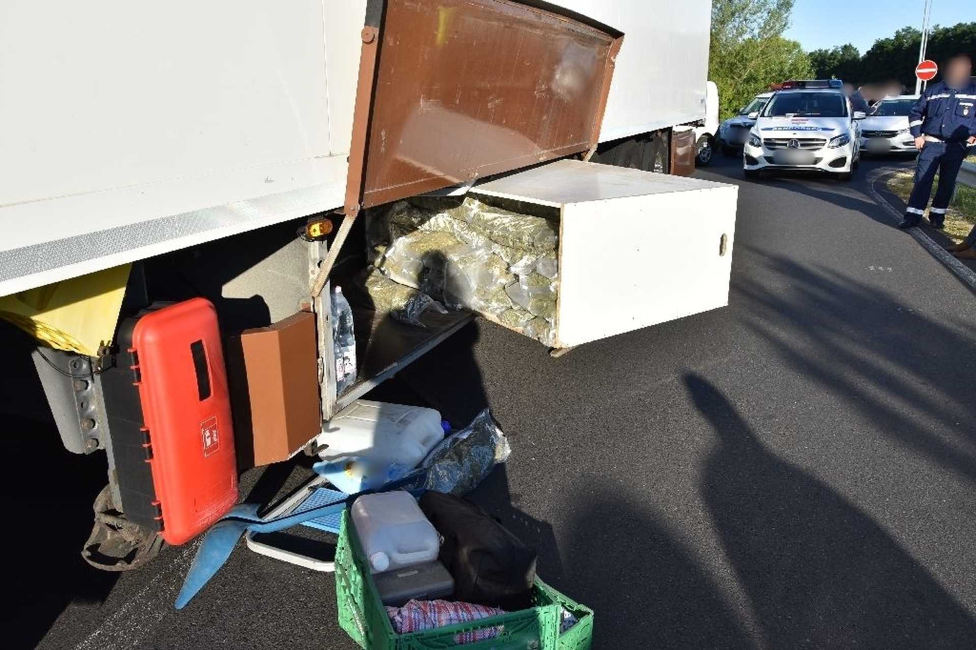 Több mint 50 kiló marihuánára bukkantak egy magyar kamionban az M7-es zalai részén