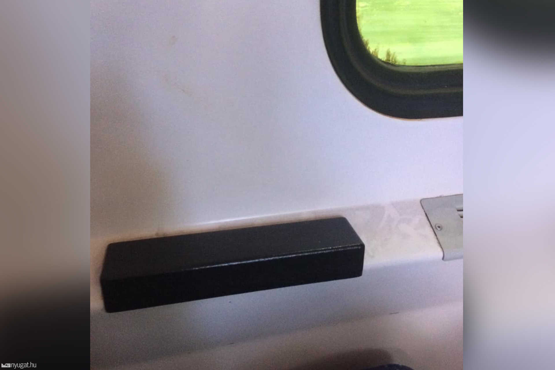 Áll a por a könyöklőn.
