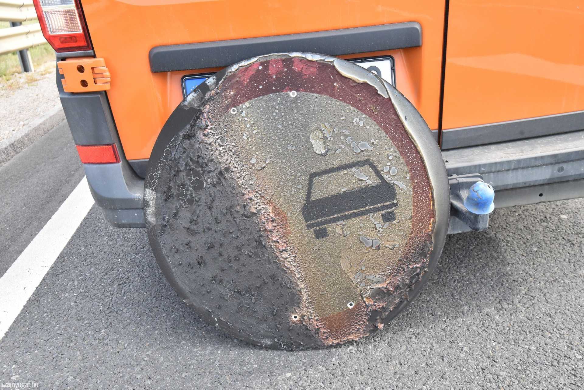 Kiégett egy Peugeot Nádasd közelében, a 86-os főúton