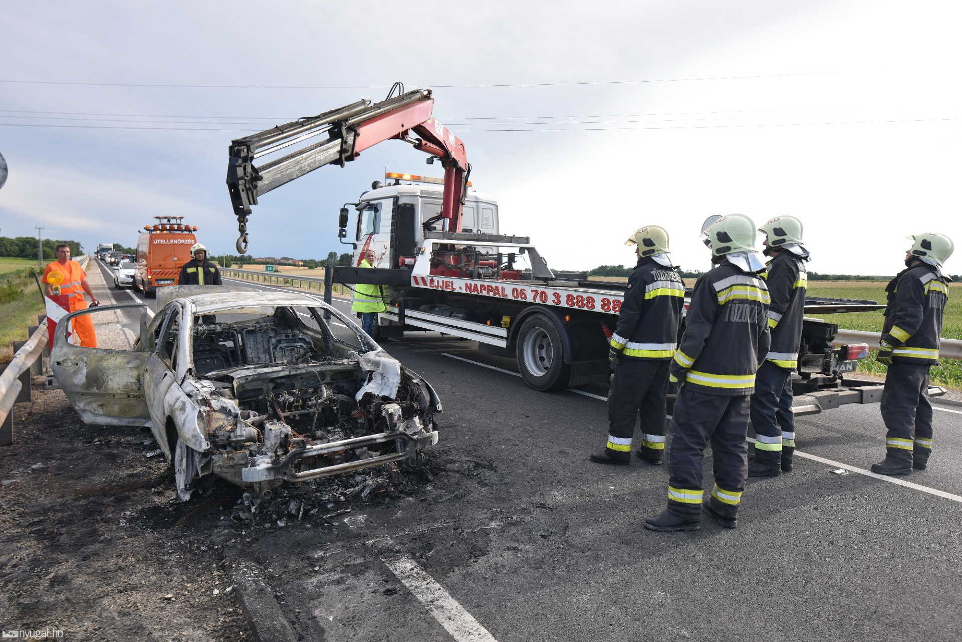 Kiégett egy Peugeot Nádasd közelében, a 86-os főúton
