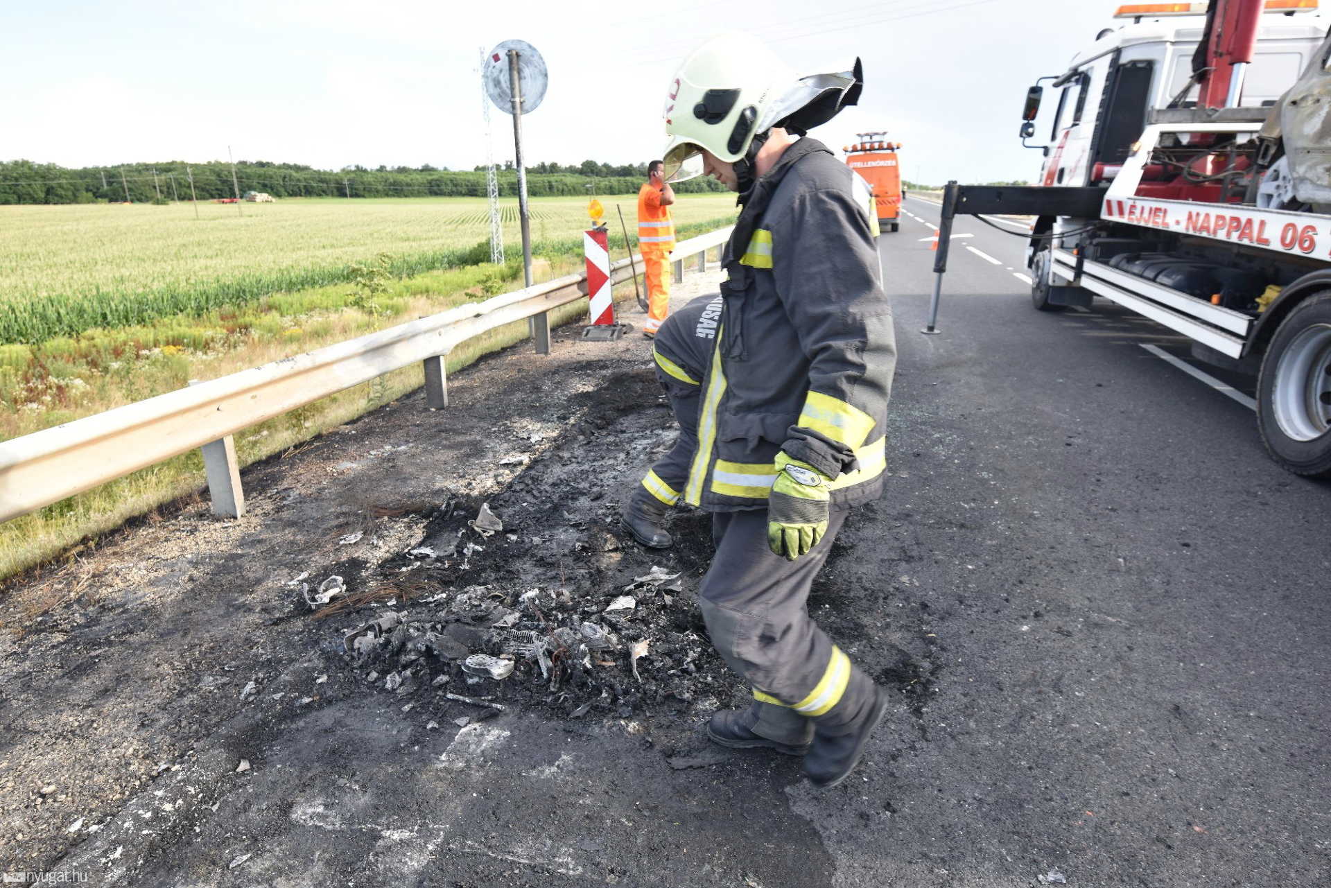 Kiégett egy Peugeot Nádasd közelében, a 86-os főúton