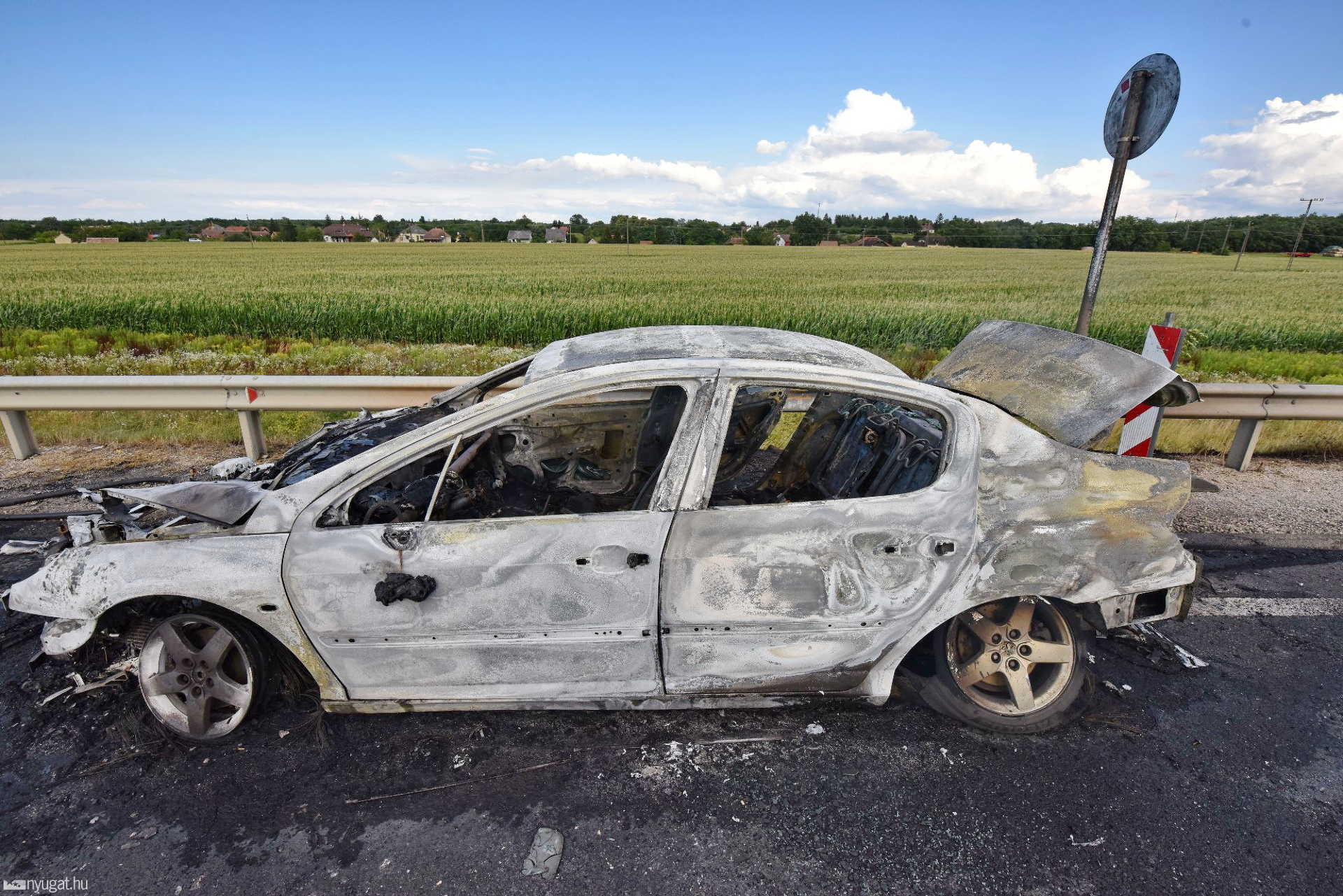 Kiégett egy Peugeot Nádasd közelében, a 86-os főúton