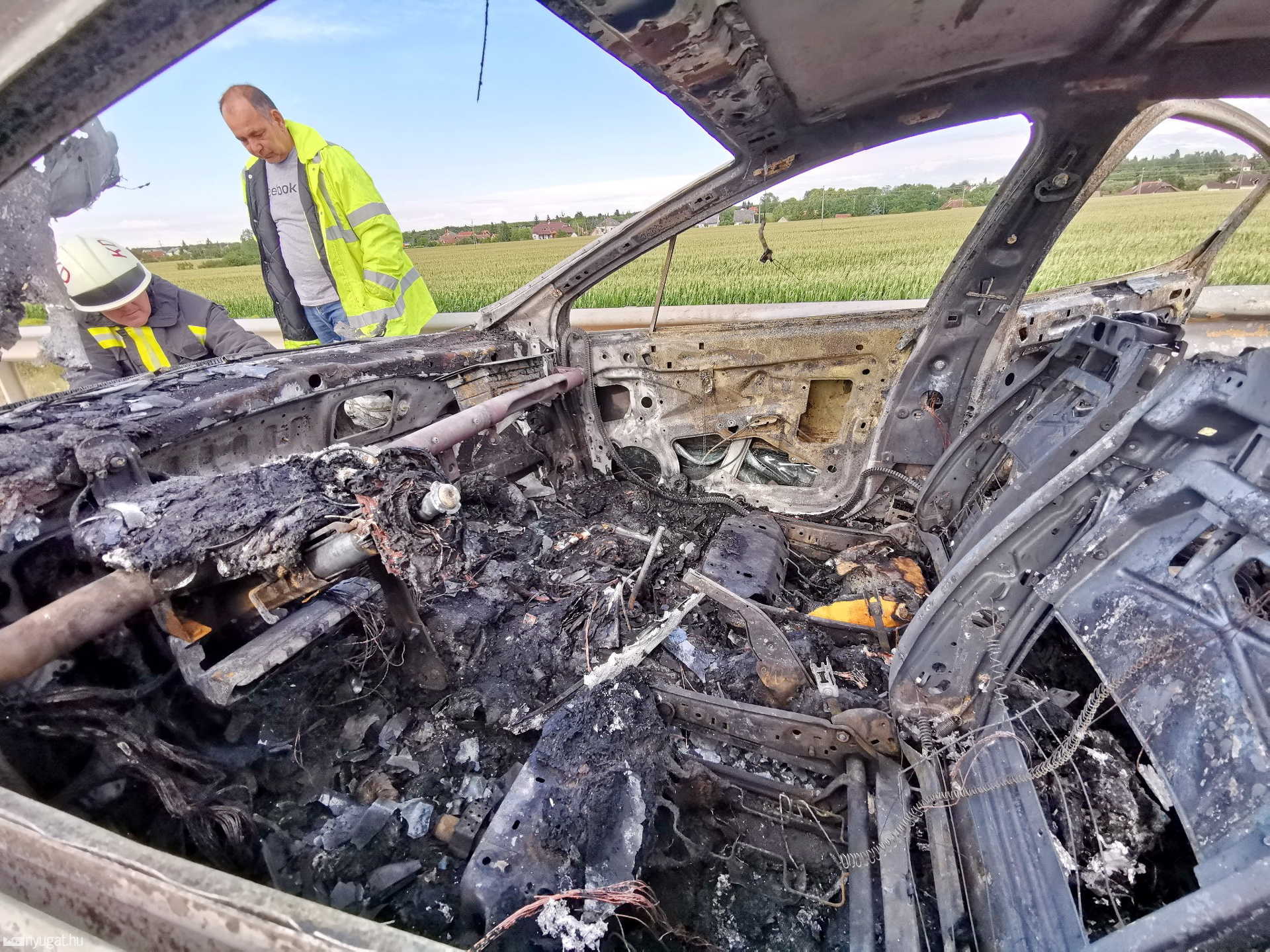 Kiégett egy Peugeot Nádasd közelében, a 86-os főúton