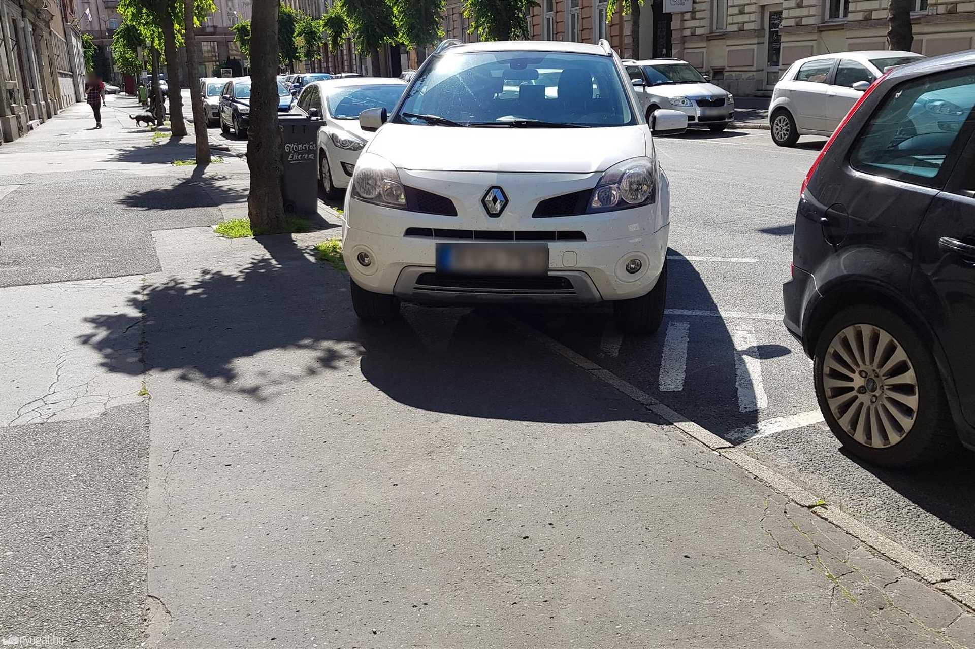 Szabálytalan és kreatív parkolások Szombathelyen: Széll Kálmán utca
