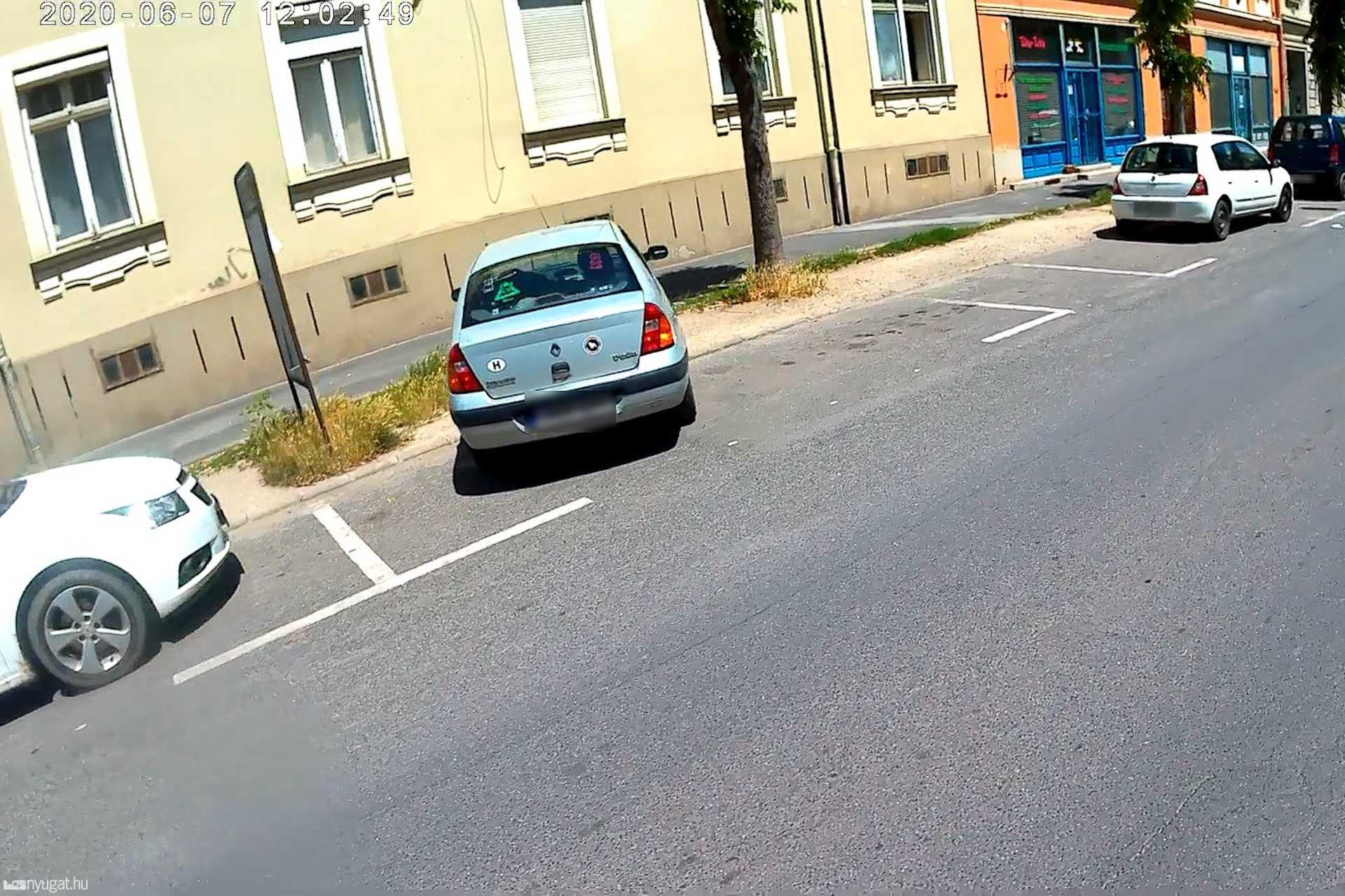 Szabálytalan és kreatív parkolások Szombathelyen: Széll Kálmán utca