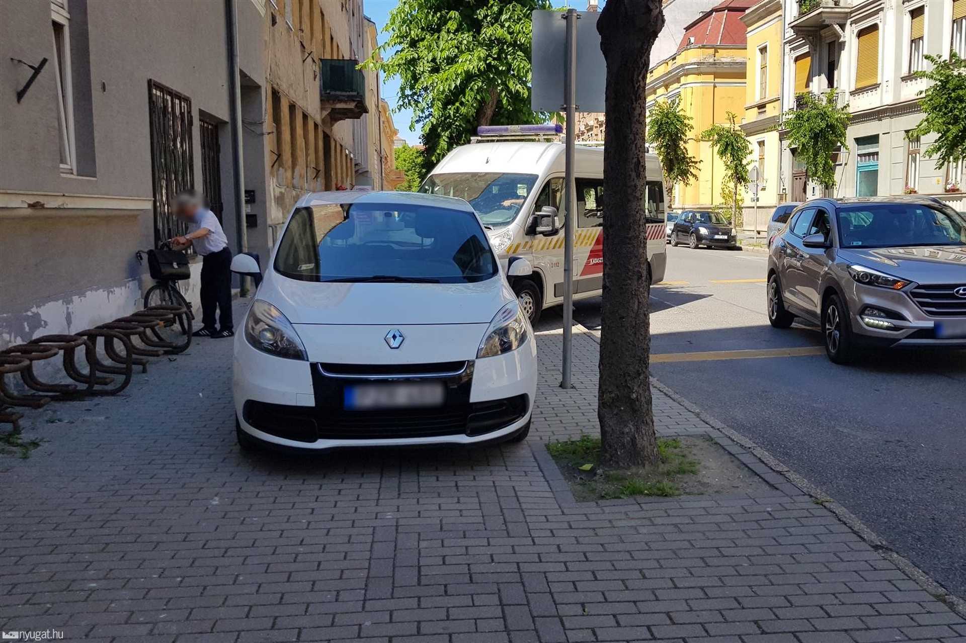 Szabálytalan és kreatív parkolások Szombathelyen: Széll Kálmán utca