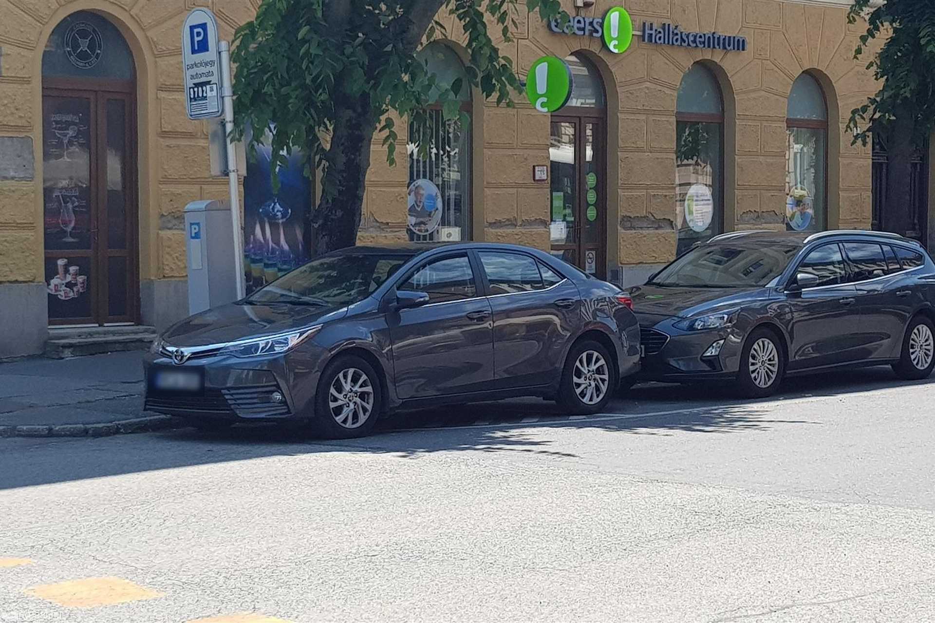 Szabálytalan és kreatív parkolások Szombathelyen: Széll Kálmán utca