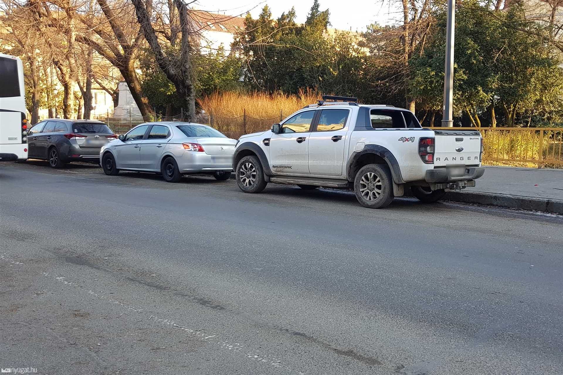 Szabálytalan és kreatív parkolások Szombathelyen: Széll Kálmán utca