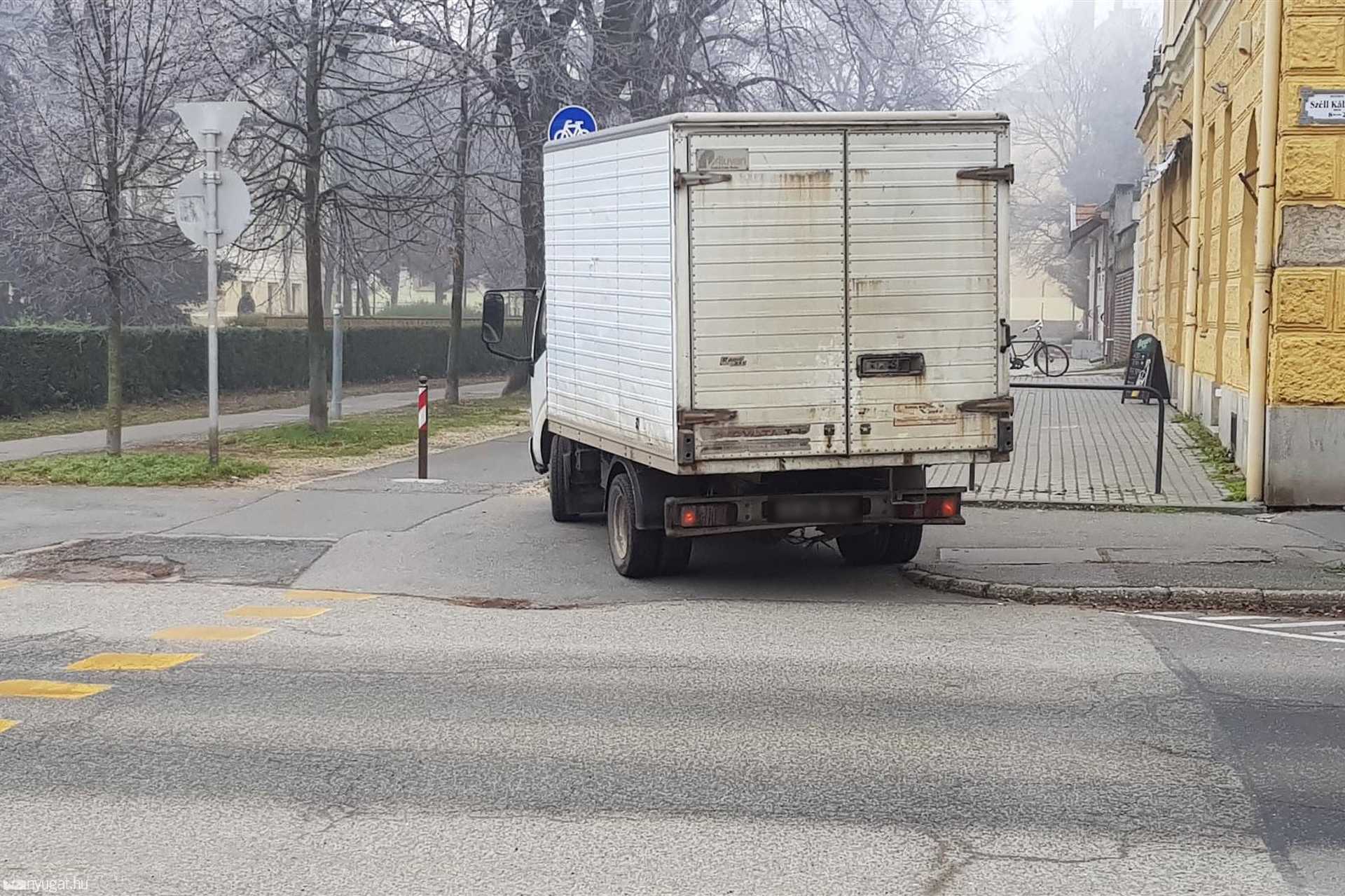 Szabálytalan és kreatív parkolások Szombathelyen: Széll Kálmán utca