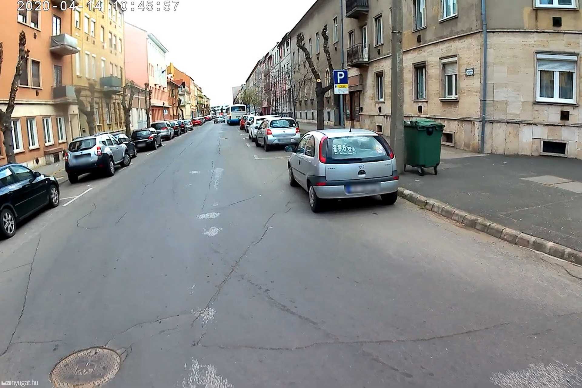 Szabálytalan és kreatív parkolások Szombathelyen: Széll Kálmán utca