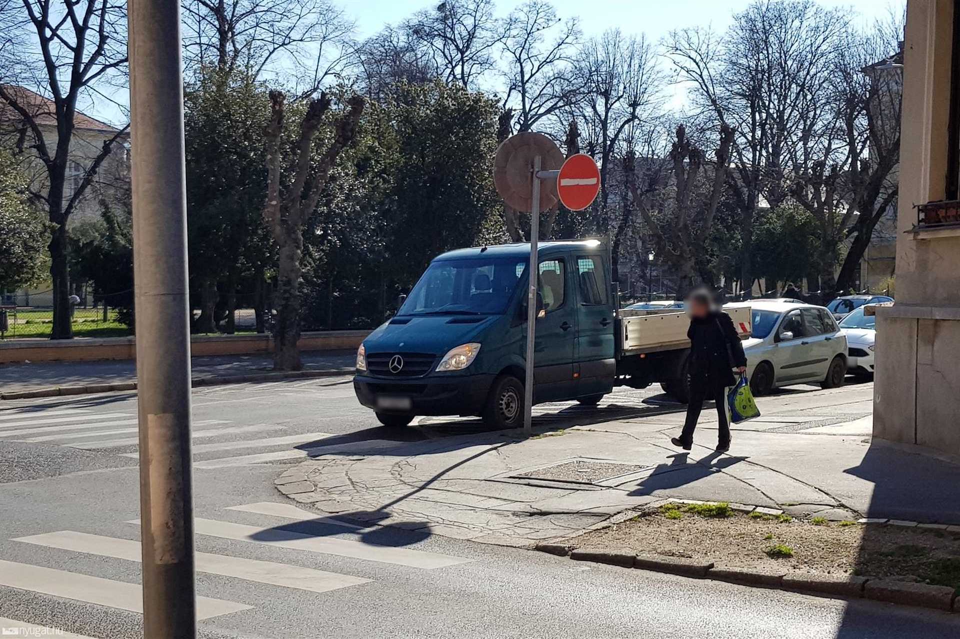 Szabálytalan és kreatív parkolások Szombathelyen: Széll Kálmán utca