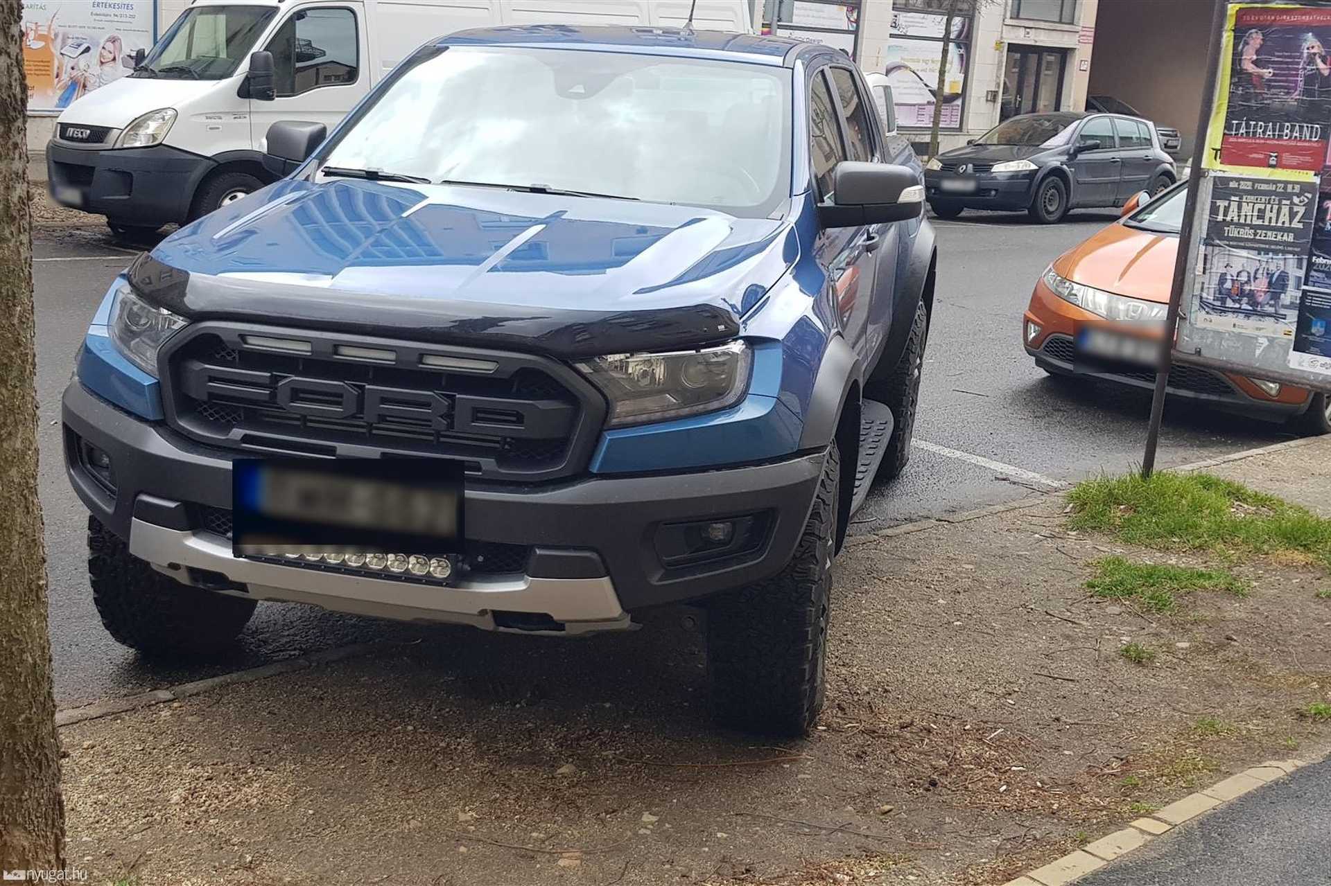 Szabálytalan és kreatív parkolások Szombathelyen: Széll Kálmán utca