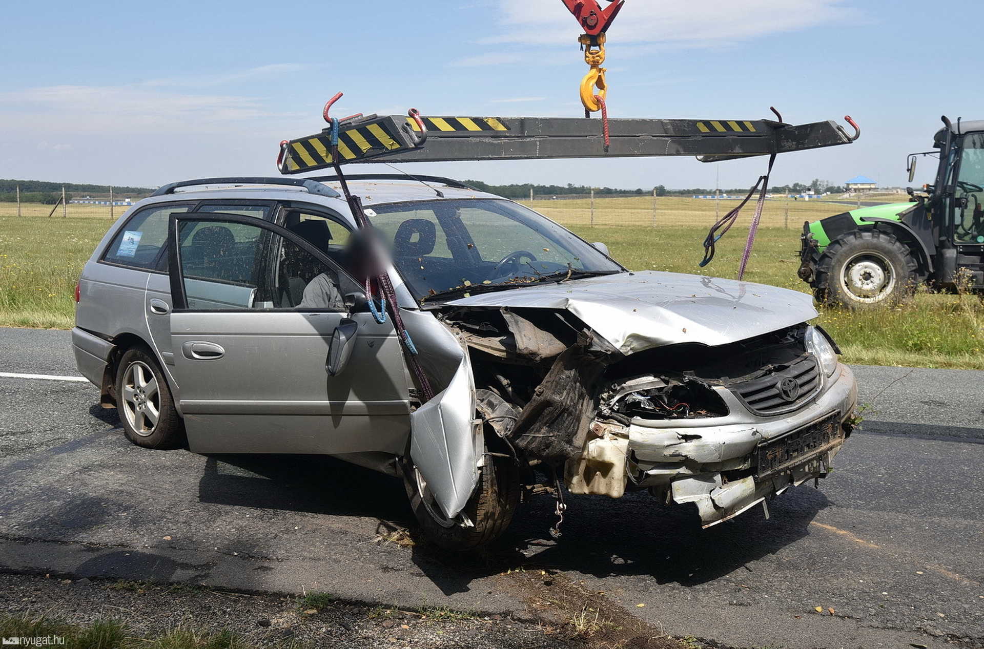 Fának ütközött egy autó a Pannonia-Ring mellett 