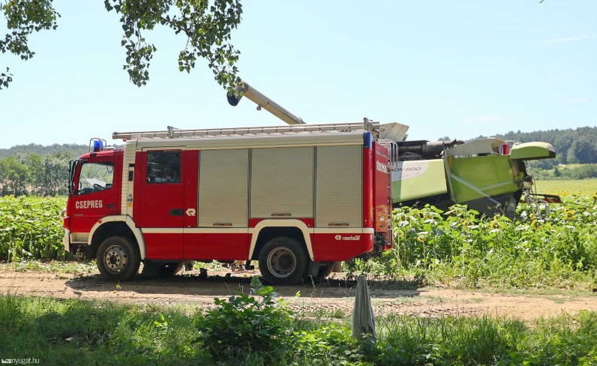 Kombájn szalmatovábbítója gyulladt ki Bük közelében